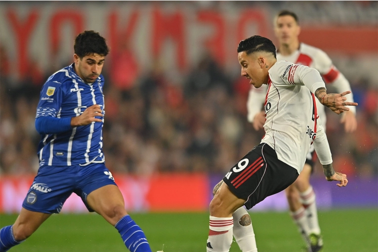 En un primer tiempo a puro gol, River y Godoy Cruz igualan 2-2