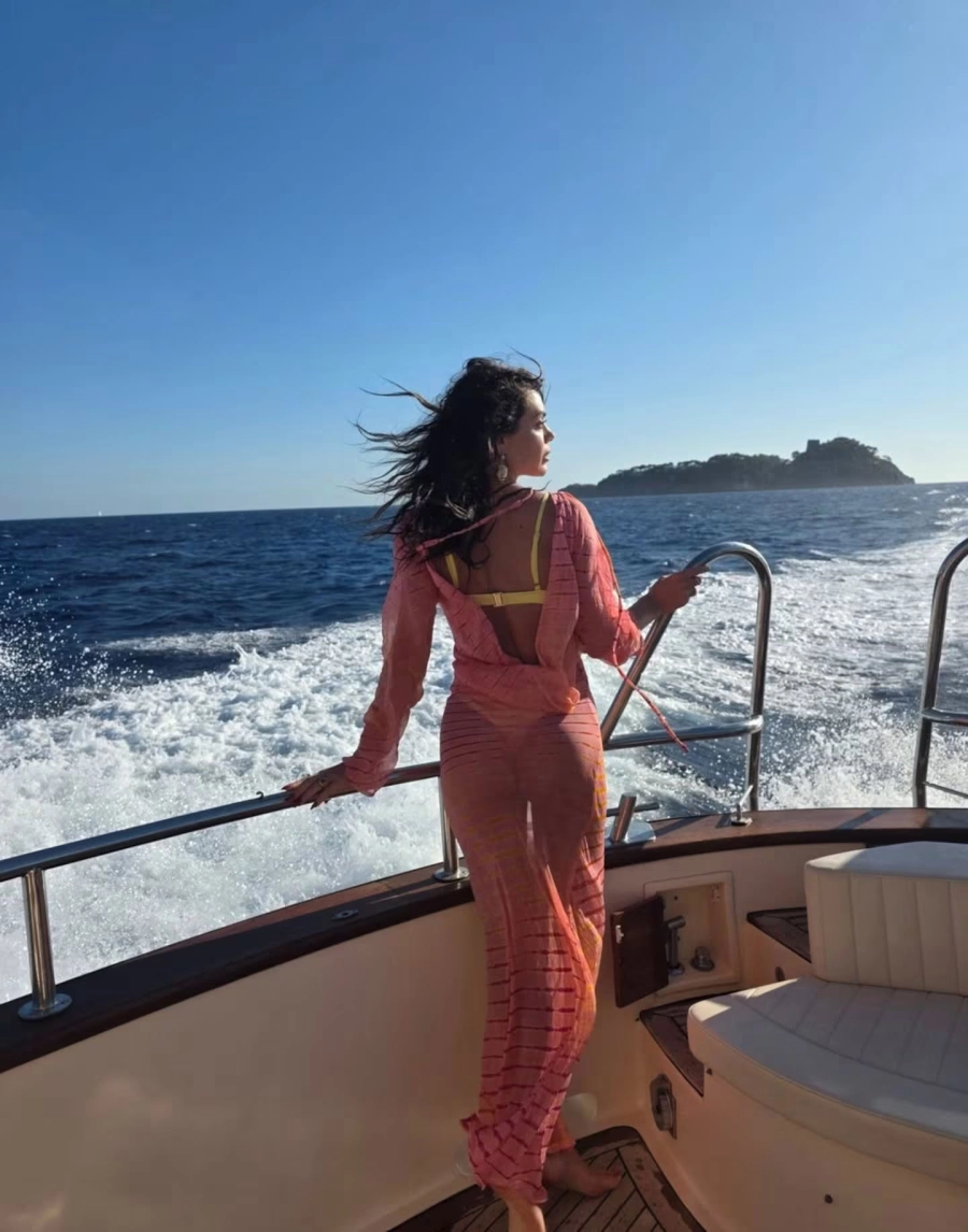 Emilia Attias con transparencias. Instagram