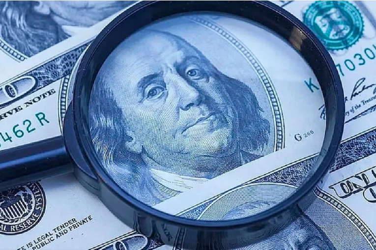 El dólar oficial saltó más de $40 hasta $1.370 y quedó a un paso de su récord histórico