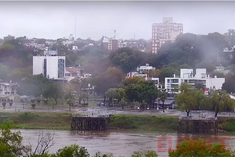 Diluvio en Paraná generó anegamientos en viviendas: piden circular con precaución