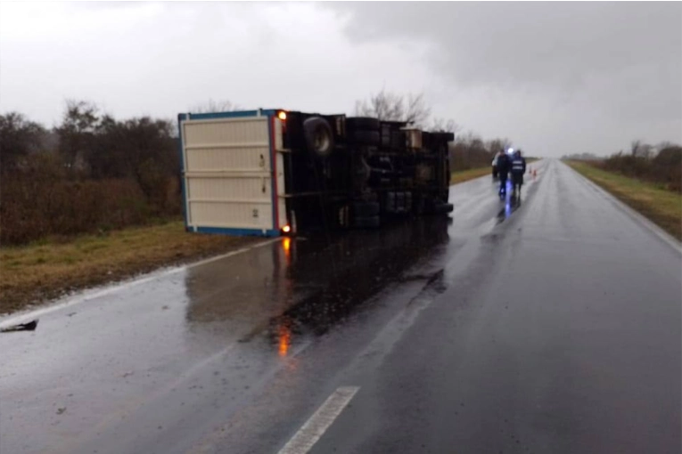 Conductor perdió el control de su camión por la lluvia y volcó en la Ruta Provincial 32