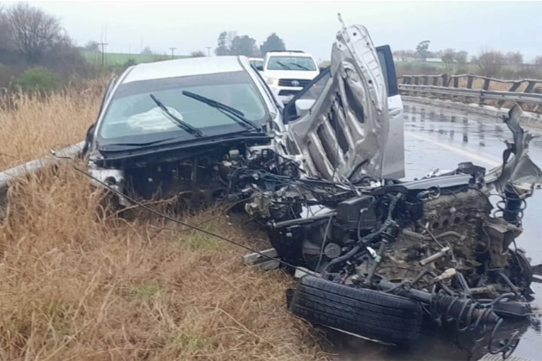 Auto despistó e impactó contra ambas barandas de un puente en la Ruta Nacional 18