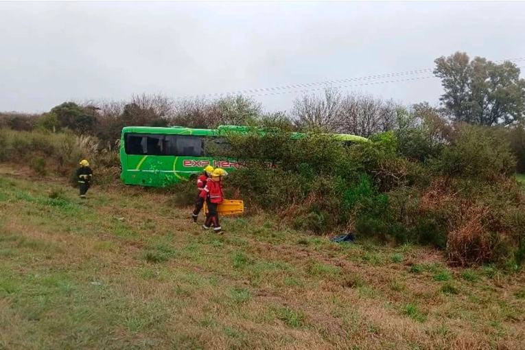 Colectivo despistó en Ruta 12 tras embestir una cubierta desprendida de un camión