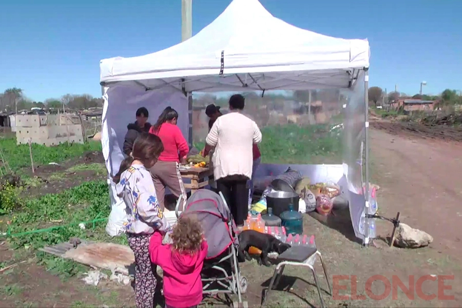Olla popular en barrio Illia de Paran&aacute; (foto Elonce)
