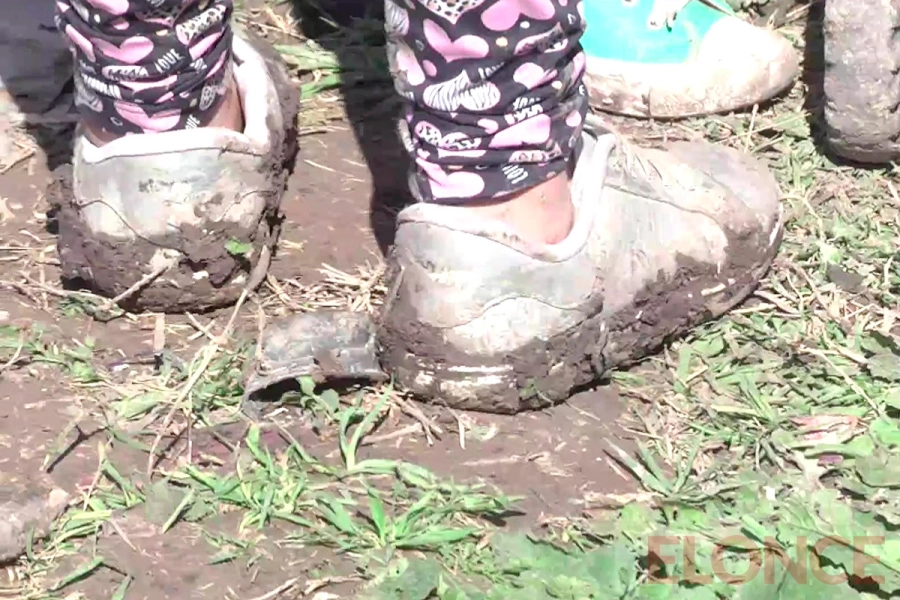 Niños embarrados tras el temporal (foto Elonce)