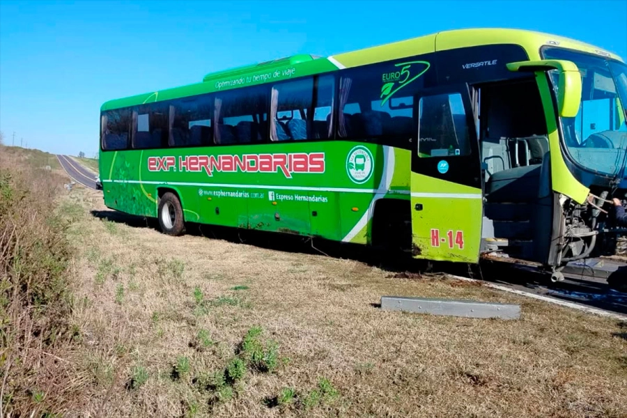 El colectivo fue retirado de la banquina. (Foto: Cable Cerrito)