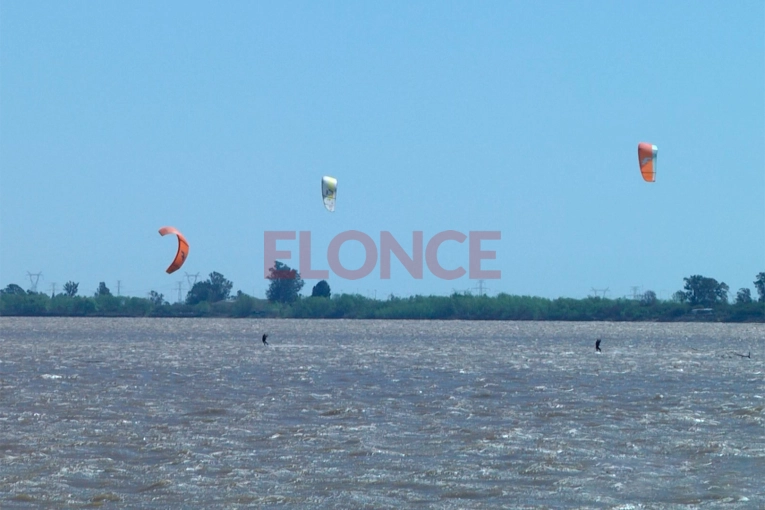 Con el viento a favor, el kitesurf se apoderó del río Paraná en la zona del Thompson