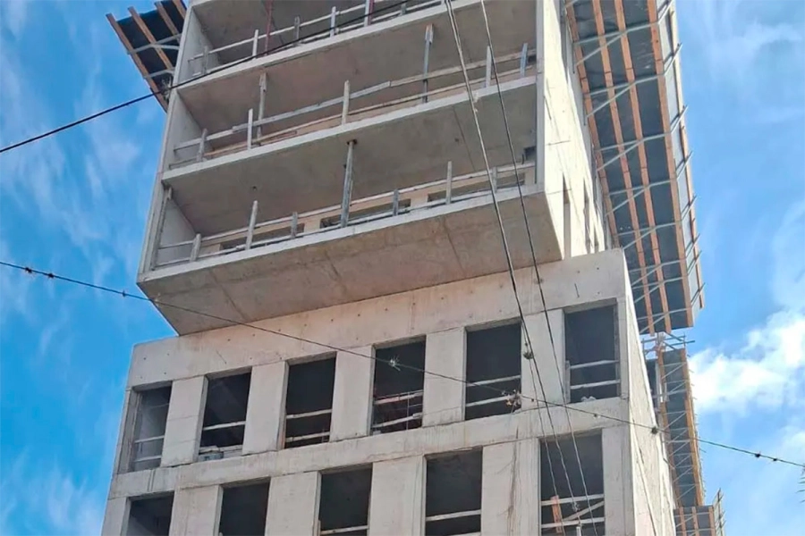 Un montacargas se desplom&oacute; en un edificio en construcci&oacute;n en San Lorenzo con cinco obreros encima, de los que no sobrevivi&oacute; ninguno. (foto Aire de Santa Fe)