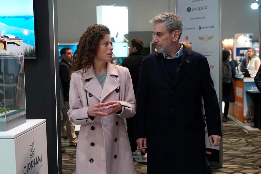 Paula Arm&aacute;ndola junto al ministro de Econom&iacute;a, Fabi&aacute;n Boleas