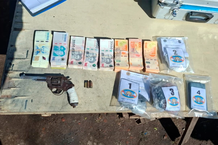 Secuestran más de $4 millones, armas, herramientas y cocaína tras allanamientos en Paraná