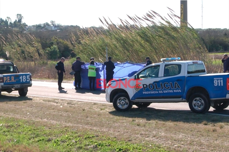 Fatal accidente en el Acceso Norte de Paraná: sin testigos, buscan identificar al hombre fallecido