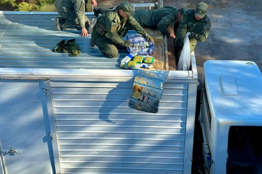 Acondicion&oacute; el techo y acoplado de un cami&oacute;n para ocultar hojas de coca. Gendarmer&iacute;a Nacional