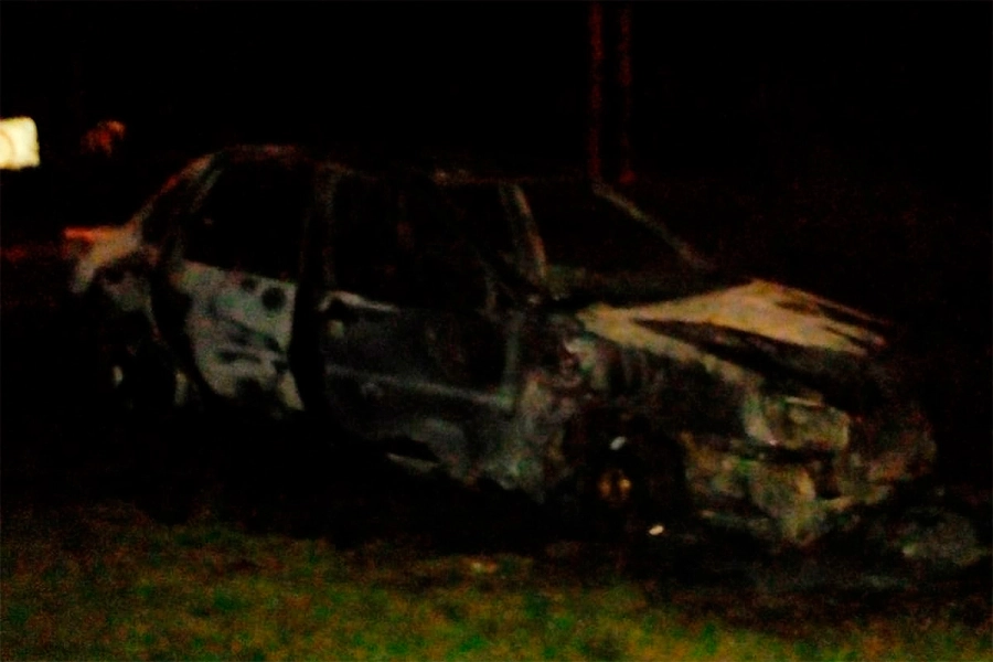 Auto incendiado en Ceibas