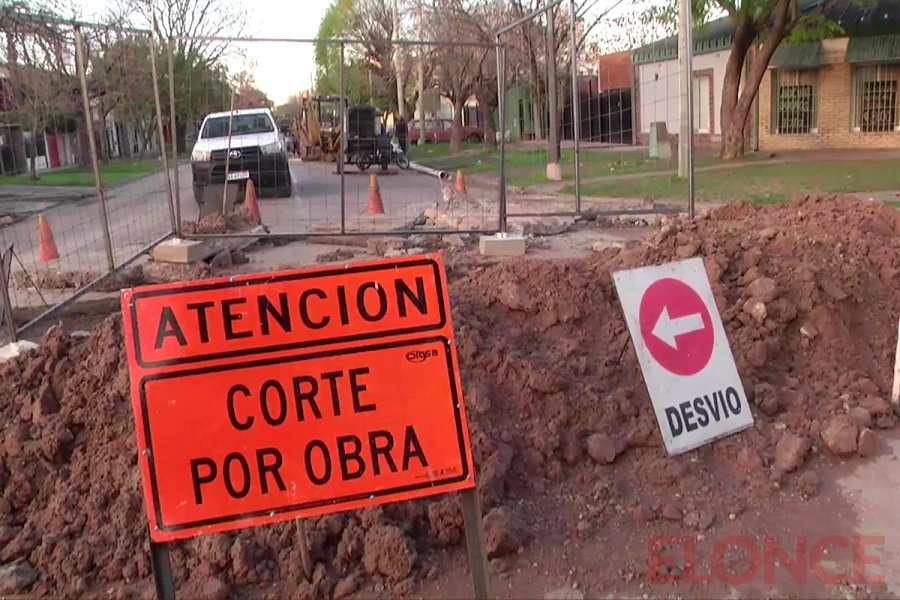 Rotura de cañer&iacute;a en calles P&eacute;rez Colman y 3 de Febrero (foto Elonce)