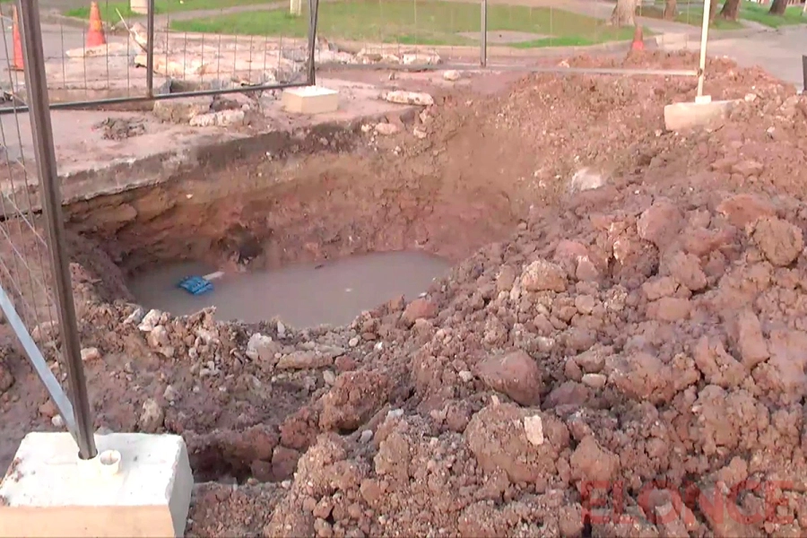 Rotura de ca&ntilde;er&iacute;a en calles P&eacute;rez Colman y 3 de Febrero (foto Elonce)