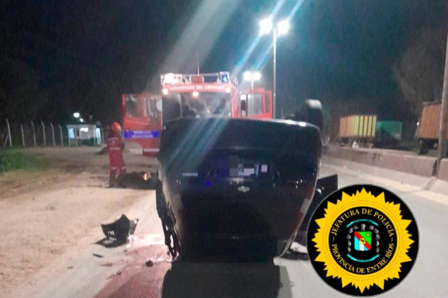 Vuelco en Concepci&oacute;n del Uruguay (foto Polic&iacute;a de Entre R&iacute;os)