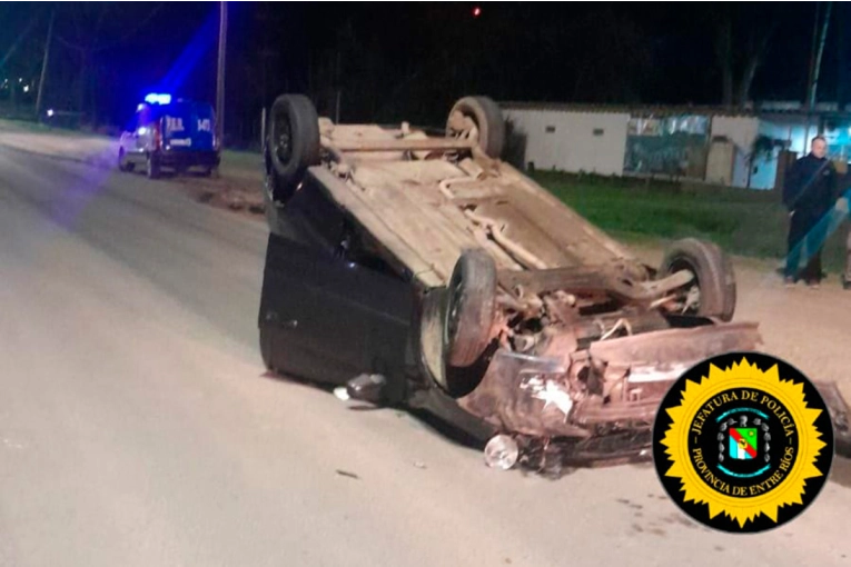Conductor volcó su auto en el ingreso a localidad entrerriana
