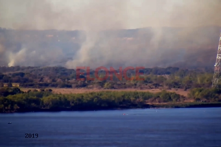 Fotos y video: se registra un incendio en islas de Santa Fe y es visible desde Paraná