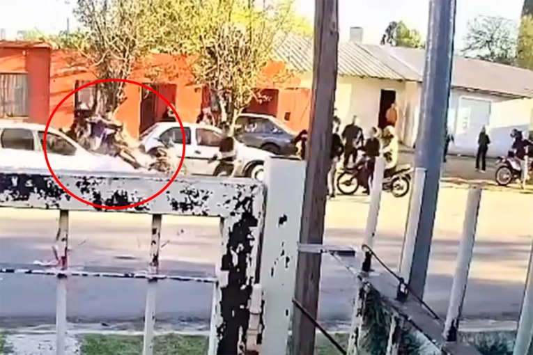 Video: los atropelló tras una pelea en una fiesta clandestina en Córdoba