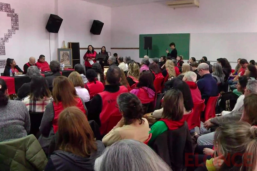 Lanzamiento de la lista de la agrupaci&oacute;n Rojo y Negro (foto Elonce)