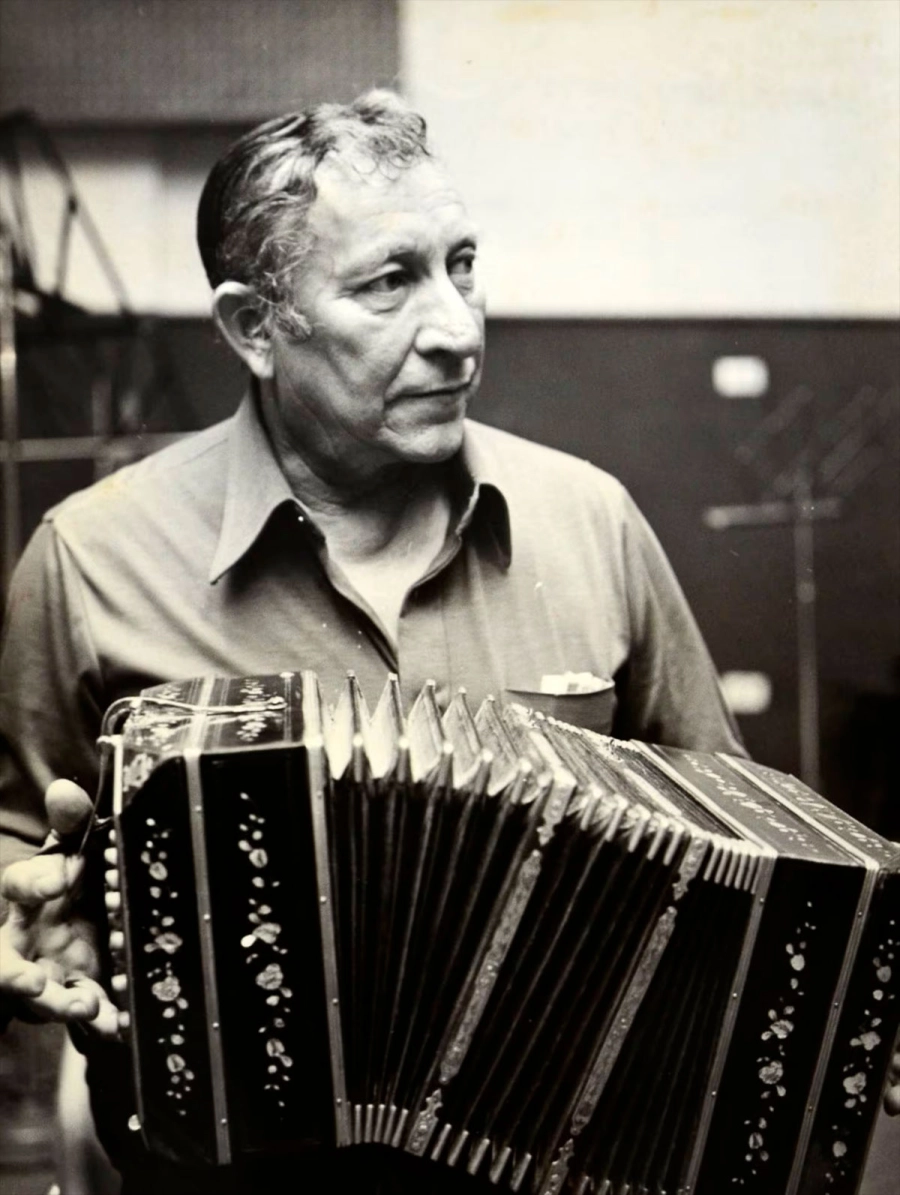 Mario del Tr&aacute;nsito Cocomarola.