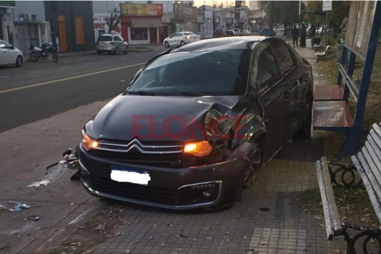 Un auto volcó y terminó sobre una garita de colectivos en Paraná