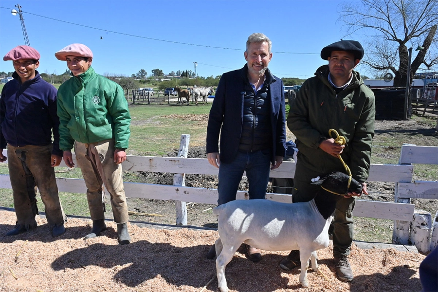 Frigerio al hacer los anuncios. Gobierno de Entre R&iacute;os