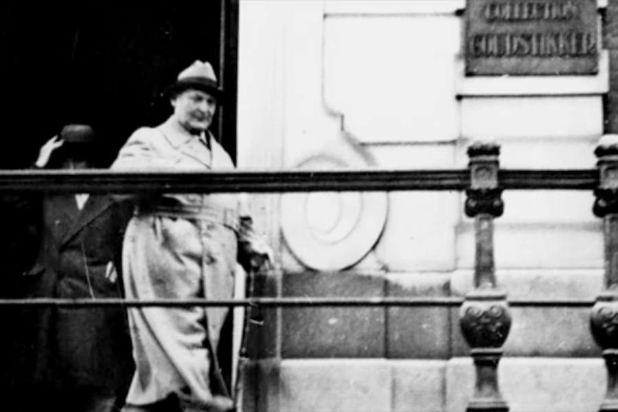 Hermann Goering abandona las instalaciones de la galer&iacute;a de arte Goudstikker en Amsterdam. (Foto: The New York Times).
