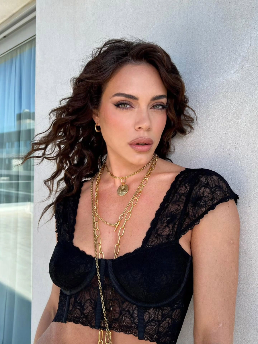 Emilia Attias con el solcito en la cara. Instagram