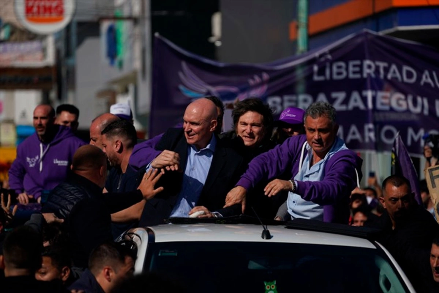 El presidente Javier Milei fue agredido a piedrazos. (Clarín).