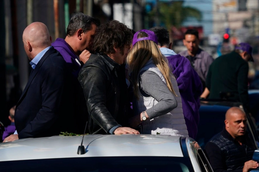 El presidente Javier Milei fue agredido a piedrazos. (Clarín).