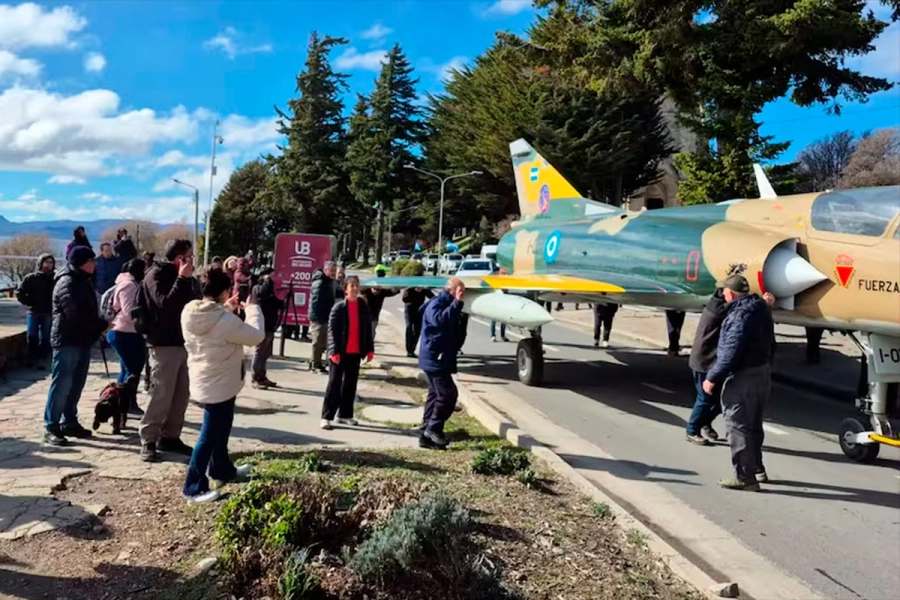 El traslado del Mirage. (La Naci&oacute;n).