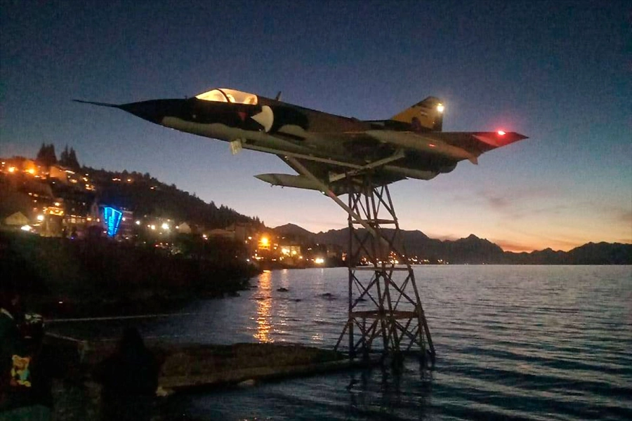 Ya custodia al Nahuel Huapi. (redes).