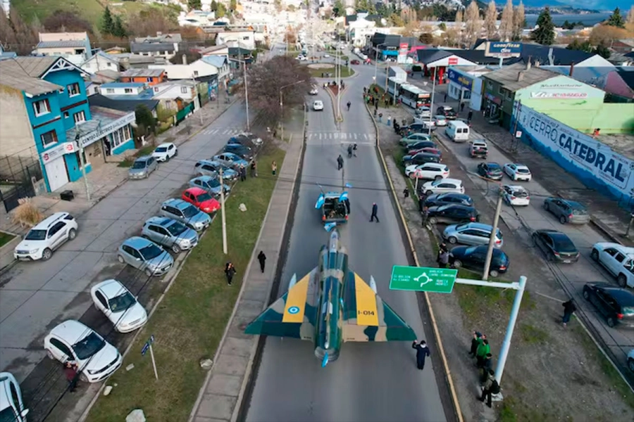 El traslado del Mirage. (La Naci&oacute;n).