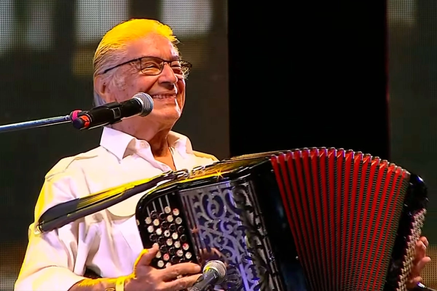 Ra&uacute;l Barboza.