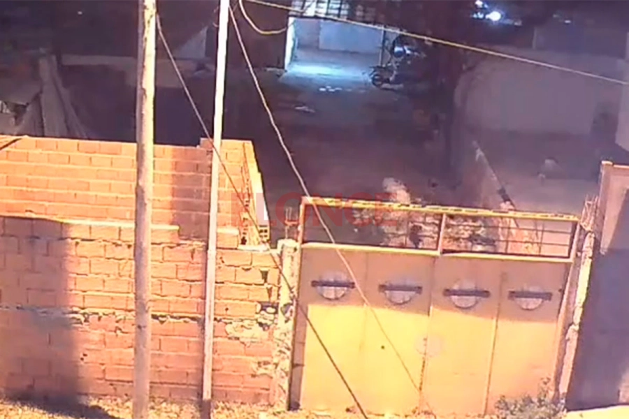 Imagen de uno de los momentos de fricci&oacute;n entre los vecinos de barrio Mosconi Viejo. Foto: Elonce.