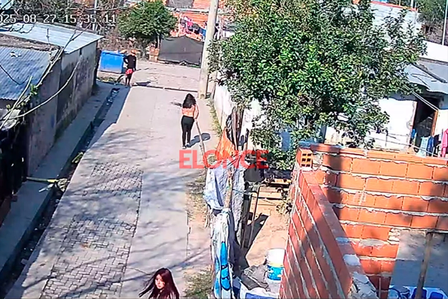 Momento de amenazas entre las familias que se amenazan. Foto: Elonce.