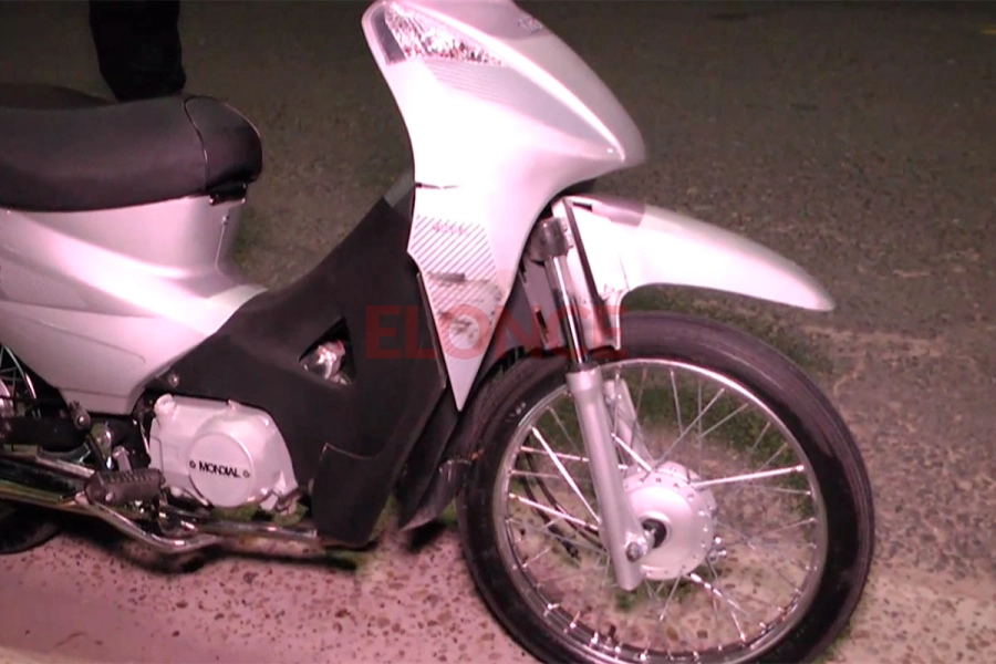 La moto Mondial 110 c.c. y el roce que tuvo. Foto: Elonce.