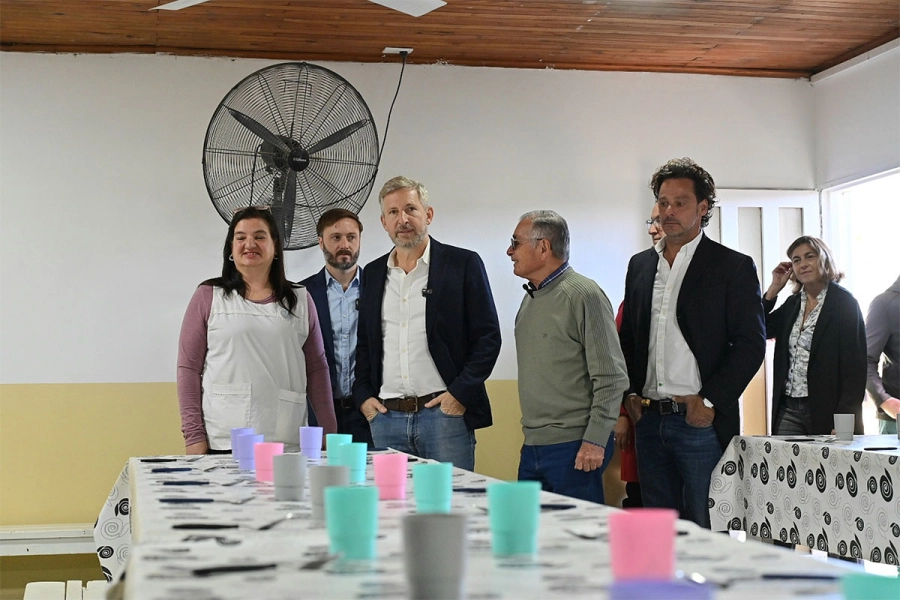 Frigerio en comedor escolar de Concordia. Gobierno Provincial