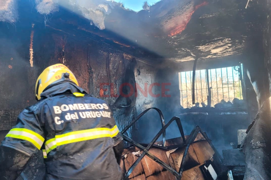Incendio de semirremolque en Concepci&oacute;n del Uruguay (foto Elonce)