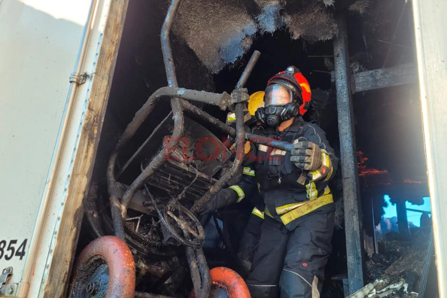 Incendio de semirremolque en Concepci&oacute;n del Uruguay (foto Elonce)