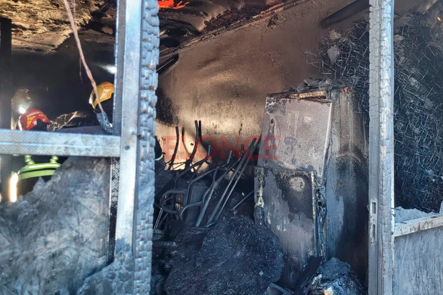 Incendio de semirremolque en Concepci&oacute;n del Uruguay (foto Elonce)