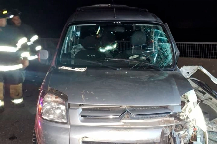 Violent&iacute;simo choque sobre puente Victoria-Rosario