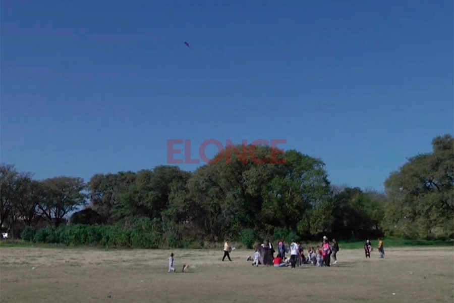El Colegio del Huerto despidi&oacute; el Mes de las Infancias con una barrileteada que uni&oacute; generaciones
