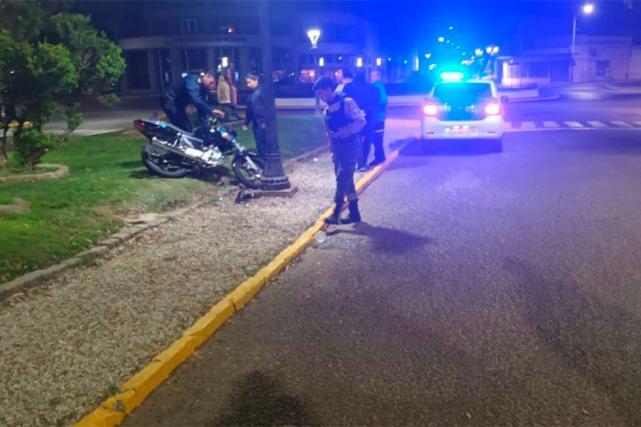 Un motociclista  fue hospitalizado tras  un accidente en el Parque Urquiza - Bomberos Voluntarios