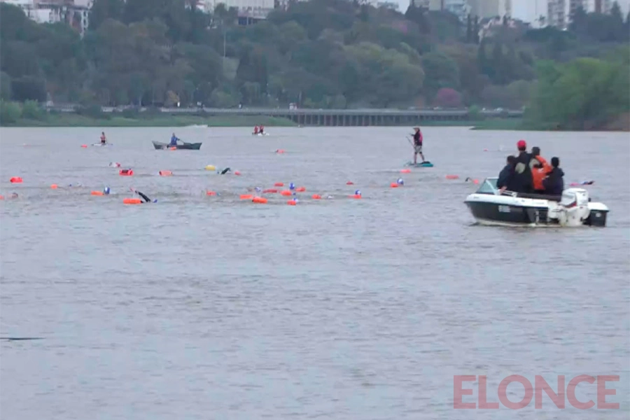 La traves&iacute;a del Paran&aacute; reuni&oacute; a nadadores locales e internacionales