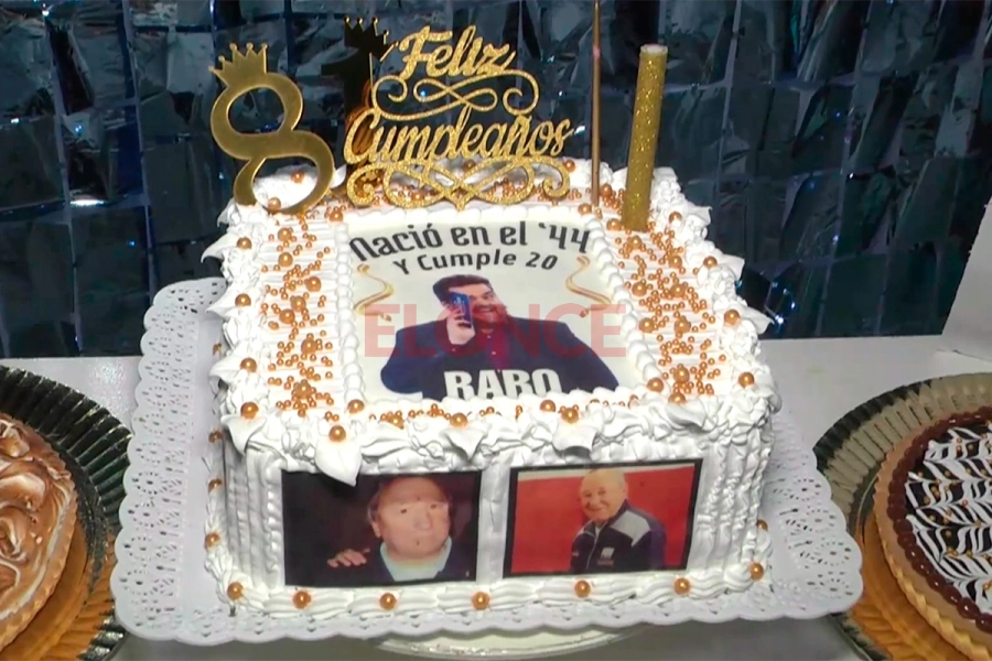 La torta de cumplea&ntilde;os que recibi&oacute;. Foto: Elonce.