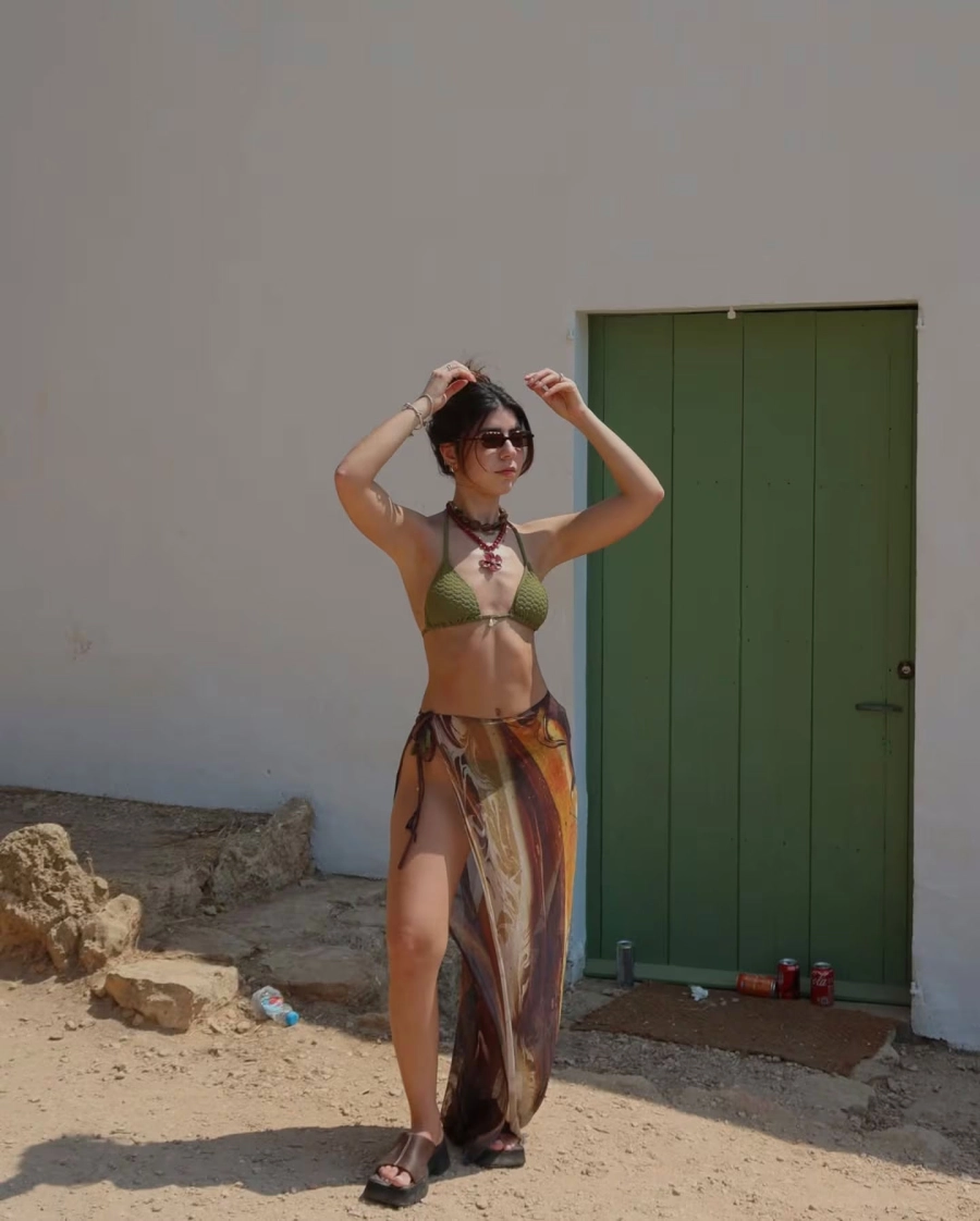 Camila Mayan con una microbikini en tono verde oliva: Instagram