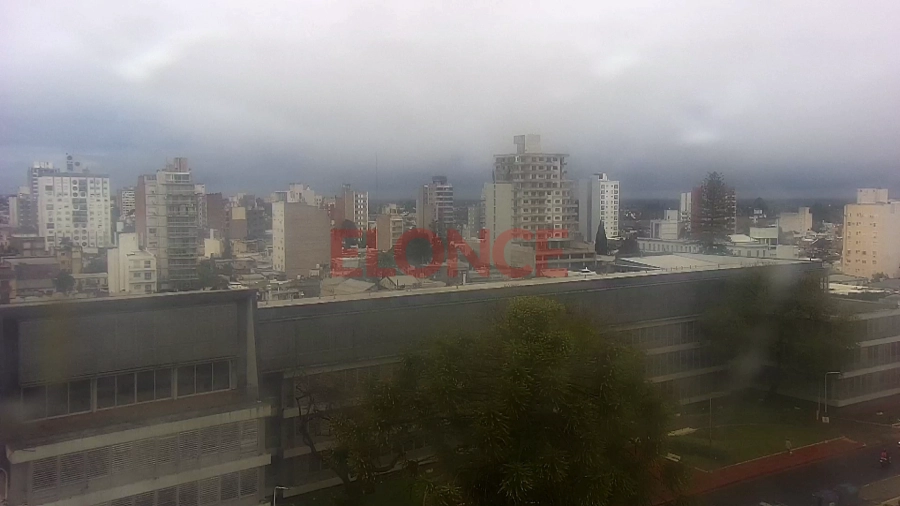 La lluvia no ces&oacute; durante casi todo el domingo en Paran&aacute;. Foto: Elonce.