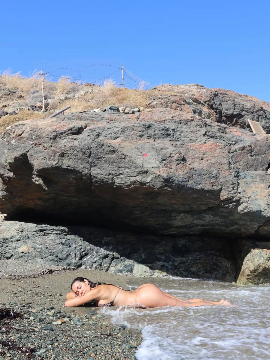 Floppy Tesouro en la arena. Instagram